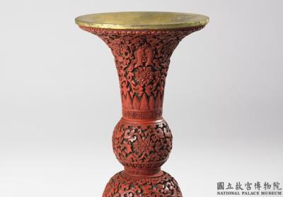 图片[2]-Gu-shaped carved red lacquer vase with decor of lotus scrolls and the Eight Treasures, Qing dynasty, Qianlong reign (1736-1795)-China Archive